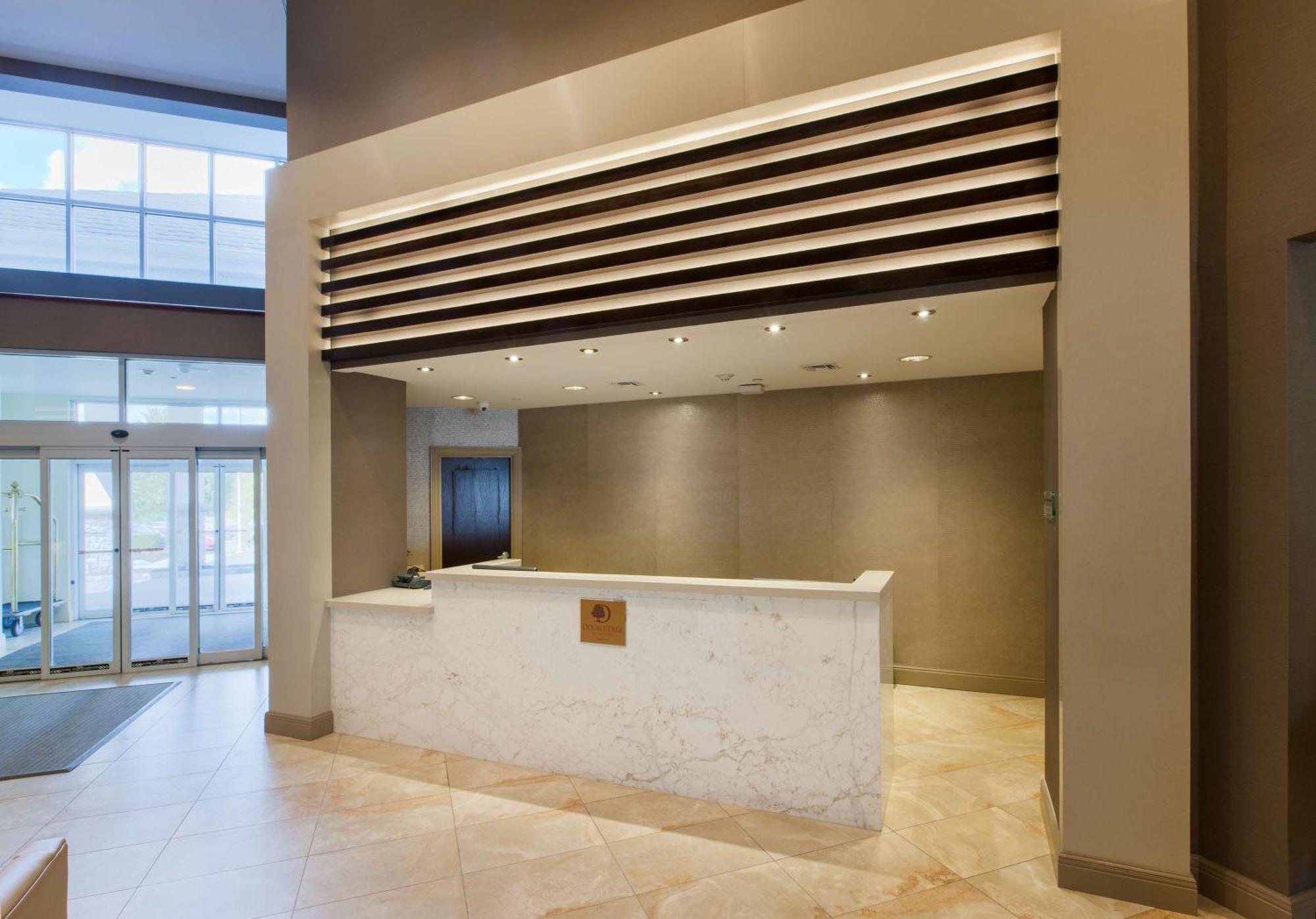 Doubletree By Hilton Nanuet Hotel Екстериор снимка