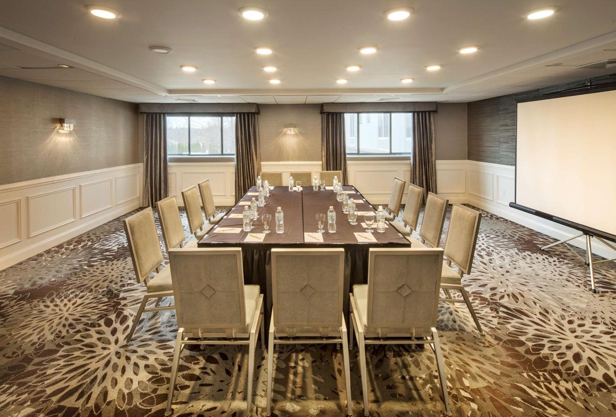 Doubletree By Hilton Nanuet Hotel Екстериор снимка